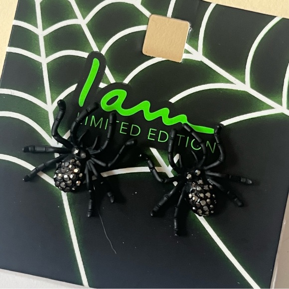 🏷️🆕🎉LE🎉 black spider stud earrings with silver rhinestones - Picture 6 of 7